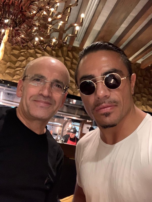 Mehmet Şimşek ile Nusret selfie yaptı