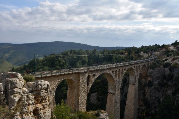 a James Bond'un serisinde yer alan köprü ışıklandırılıyor