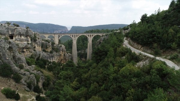 a James Bond'un serisinde yer alan köprü ışıklandırılıyor