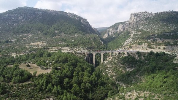 a James Bond'un serisinde yer alan köprü ışıklandırılıyor