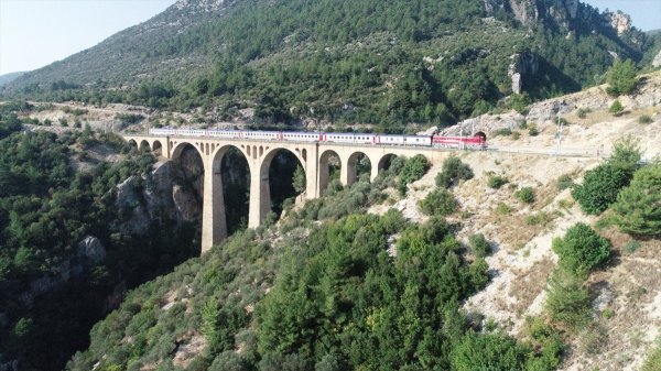 a James Bond'un serisinde yer alan köprü ışıklandırılıyor