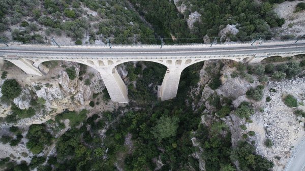 a James Bond'un serisinde yer alan köprü ışıklandırılıyor