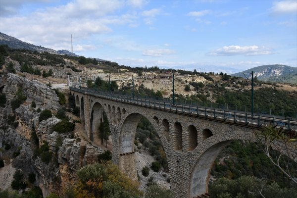 a James Bond'un serisinde yer alan köprü ışıklandırılıyor