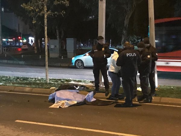 Otomobilin çarptığı bisikletli metrelerce sürüklendi