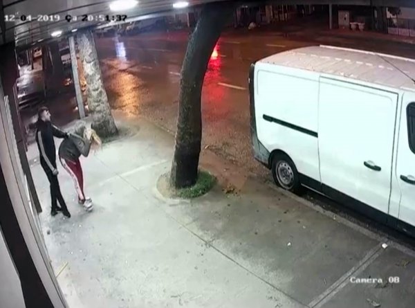 i Bursa'da kız arkadaşına saldıran erkek kamerada