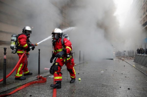 Fransız polisi göstericileri yerlerde sürükledi