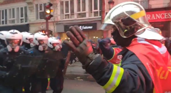 Fransız polisi göstericileri yerlerde sürükledi