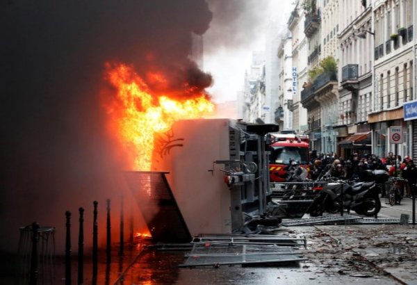 Fransız polisi göstericileri yerlerde sürükledi