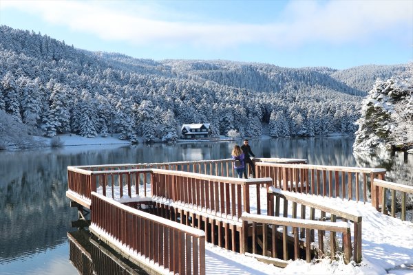 Etkili olan kar yağışı Gölcük Tabiat Parkı'nda güzel görüntüler oluşturdu