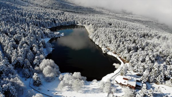 Etkili olan kar yağışı Gölcük Tabiat Parkı'nda güzel görüntüler oluşturdu