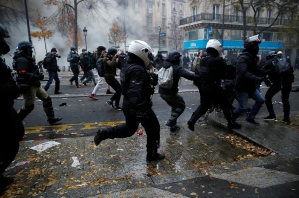Fransız polisi göstericileri yerlerde sürükledi