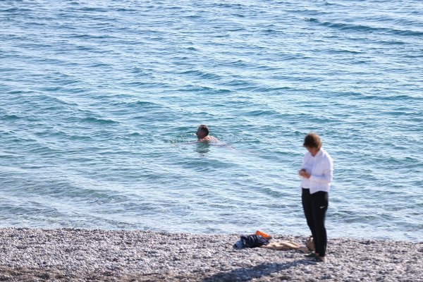 Antalya'da aralıkta denize girdiler