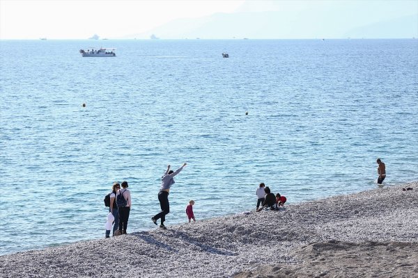 Antalya'da aralıkta denize girdiler