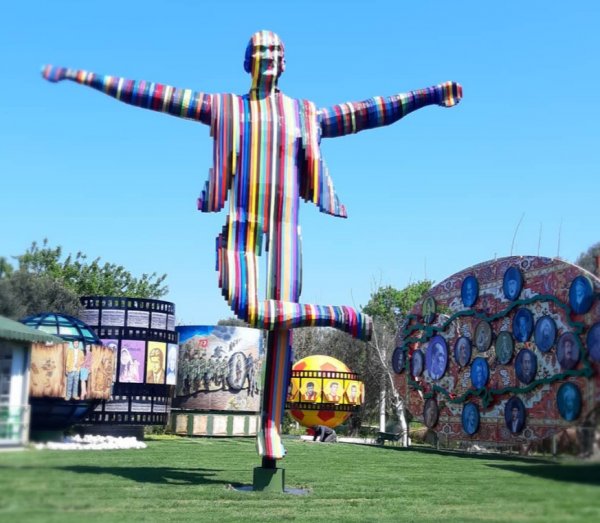 İzmir'e yeni bir Atatürk heykeli yapıldı