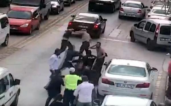 d Mahkeme sonrası tartıştığı genci öldürdü