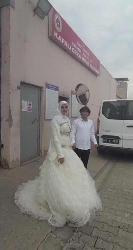 d Cezaevi çıkışında karşıladığı eşi elinde sigara söndürdü