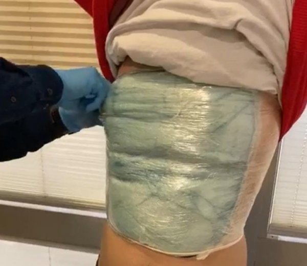 i Streç filmle vücuduna sardığı uyuşturucuyla yakalandı