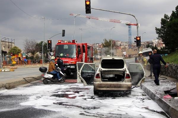 d Yanan araçtan canını hiçe sayıp kayınvalidesini kurtardı