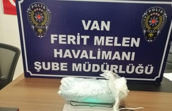 i Streç filmle vücuduna sardığı uyuşturucuyla yakalandı