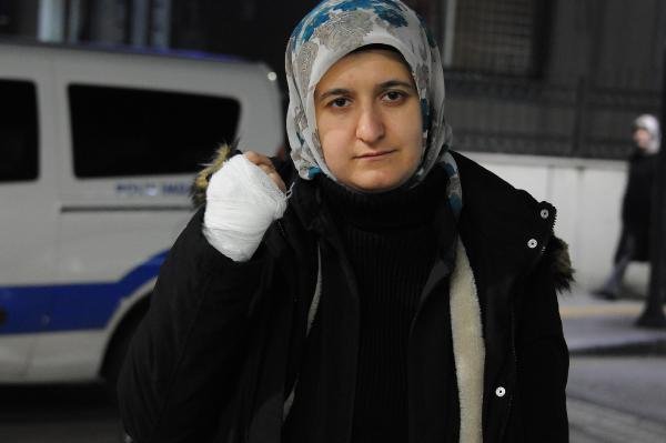 d Cezaevi çıkışında karşıladığı eşi elinde sigara söndürdü