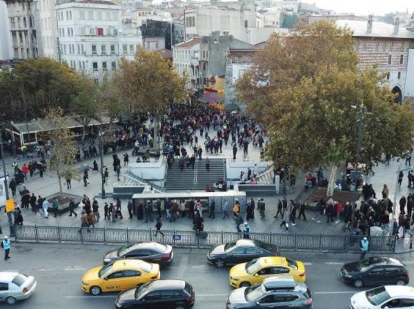 Eminönü'nde umut kuyruğu görüntülendi