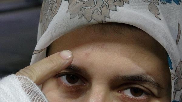 d Cezaevi çıkışında karşıladığı eşi elinde sigara söndürdü