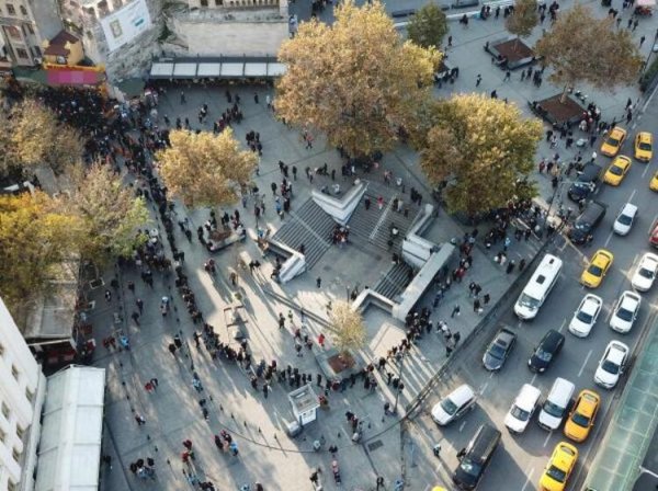 Eminönü'nde umut kuyruğu görüntülendi