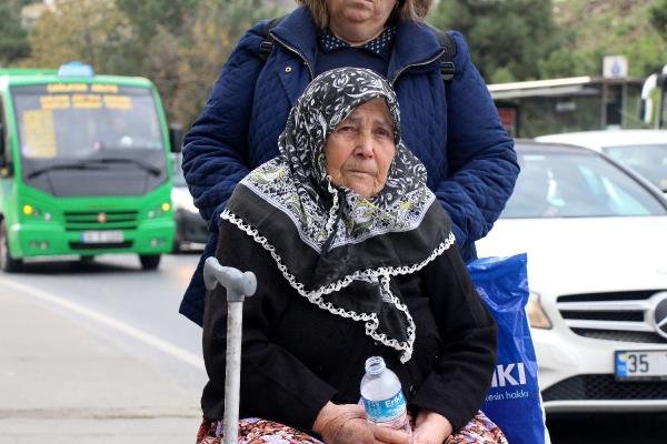 d Yanan araçtan canını hiçe sayıp kayınvalidesini kurtardı