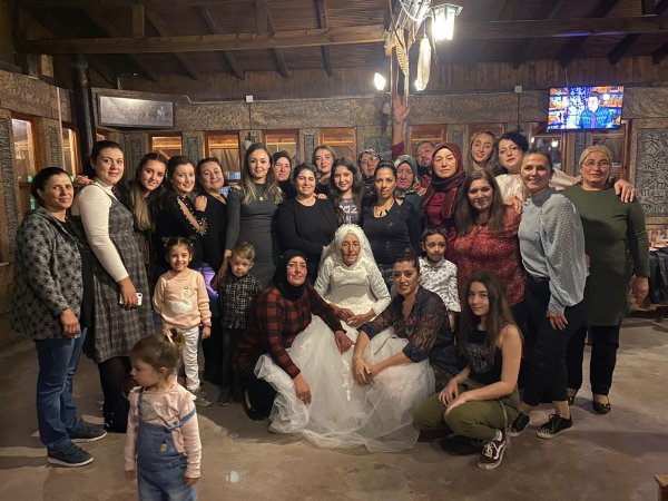 Döndü ninenin 70 yıllık gelinlik hayali gerçek oldu