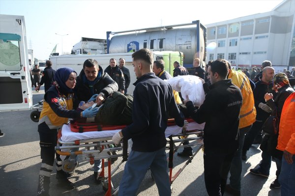 Kocaeli'de özel halk otobüsüne tanker çarptı: 25 yaralı