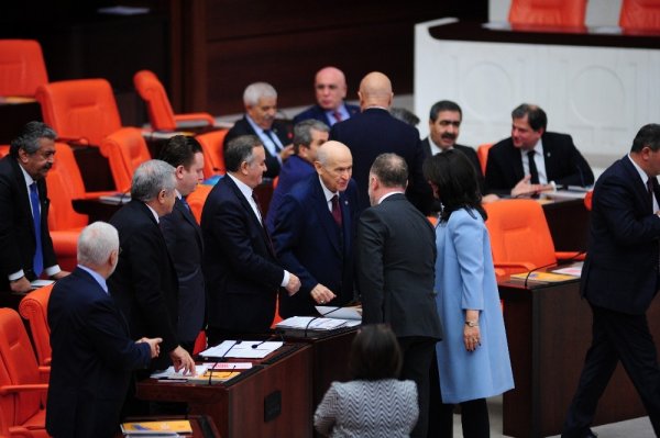TBMM'de 2020 bütçe görüşmelerinde MHP-HDP tokalaşması