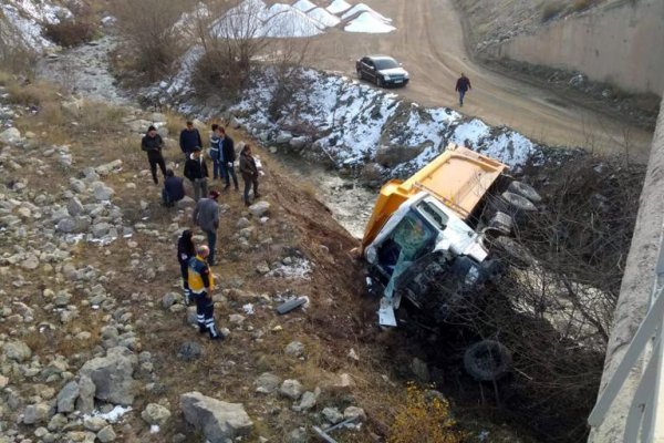 i Gümüşhane'de köprüden düşen kamyonun sürücüsü öldü