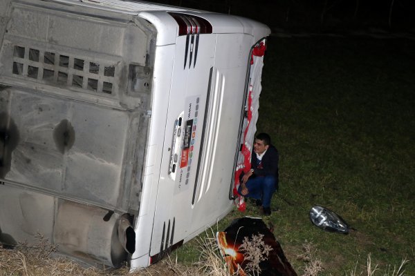 Erzincan'da yolcu otobüsü bir araca çarpıp şarampole uçtu