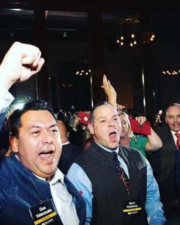 Emlak şirketinden çalışanlarına büyük ikramiye