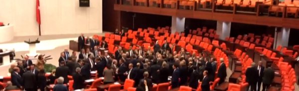 Meclis'te milletvekilleri birbirine girdi