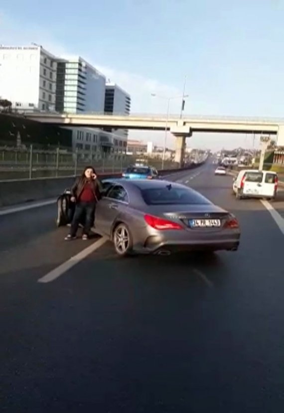 Otobüsün önünü kesti, yolu trafiğe kapattı