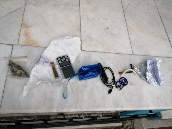 Zehir taciri ile kullanıcılarına cami önünde baskın