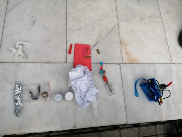 Zehir taciri ile kullanıcılarına cami önünde baskın