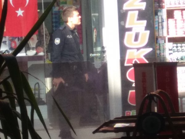 i Elinde tüfek ve benzin bidonuyla dükkan bastı