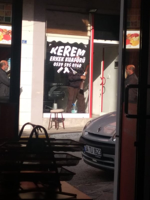 i Elinde tüfek ve benzin bidonuyla dükkan bastı