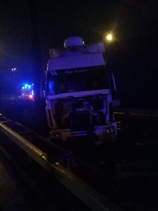 i Mersin'de iki tırın çarpıştığı kazada 5 kişi yaralandı