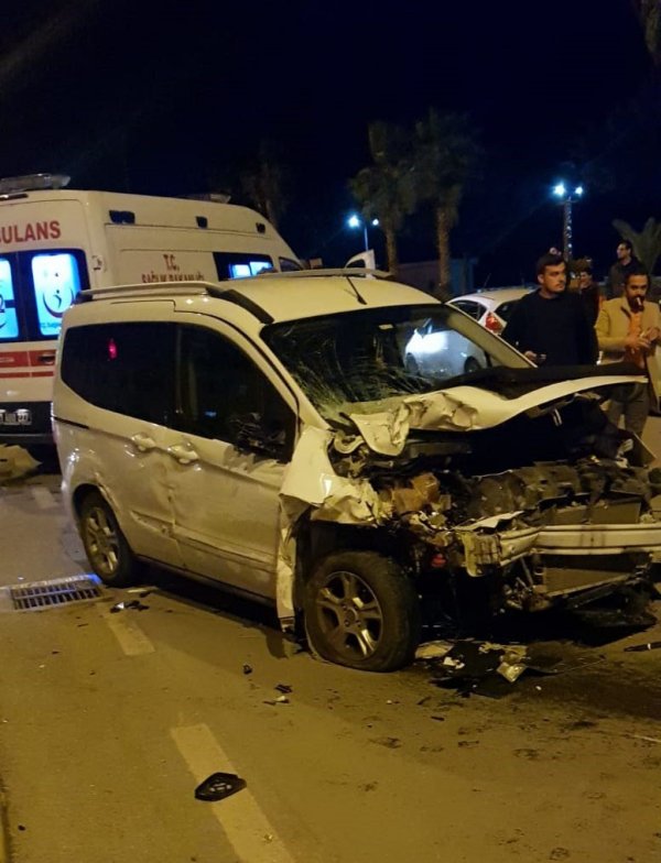 Hatay'da bir araç park halindeki 6 otomobile çarptı
