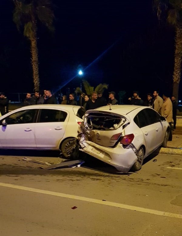 Hatay'da bir araç park halindeki 6 otomobile çarptı