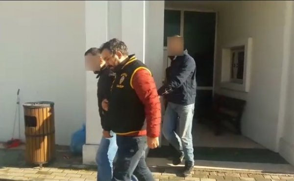 Çocukların telefonunu gasbeden sahte polisler yakalandı