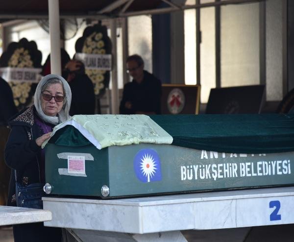 d Kontrolü kaybeden sürücünün kazası kamerada