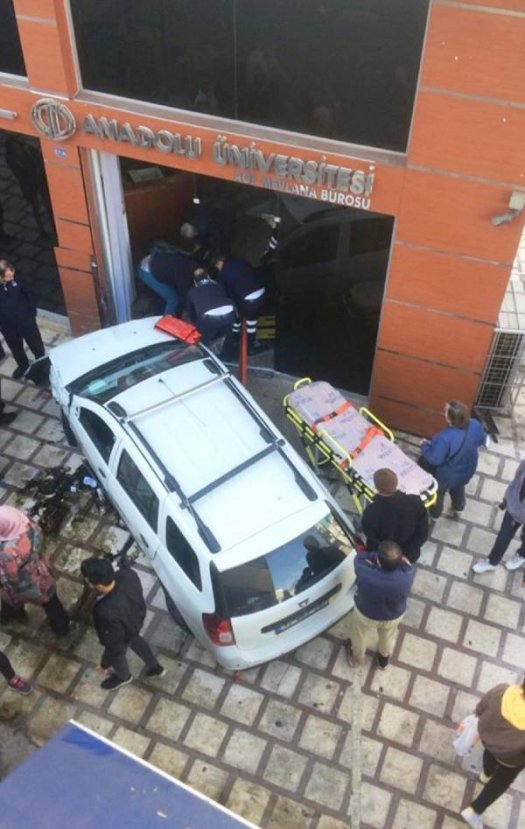 d Kontrolü kaybeden sürücünün kazası kamerada