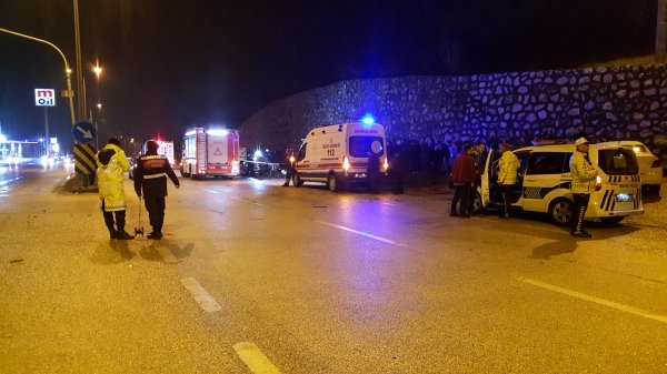 Düzce'de bir otomobil seyir halindeki tıra arkadan çarptı