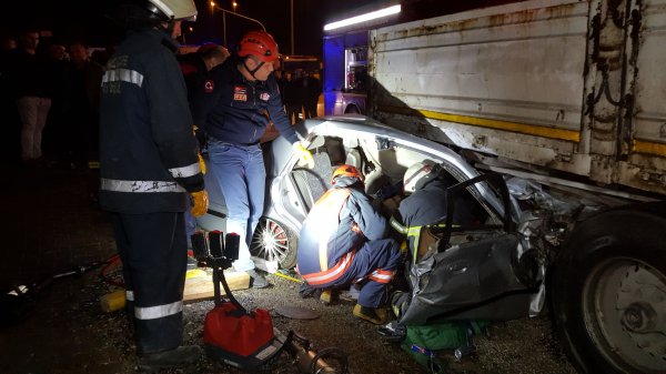 Düzce'de bir otomobil seyir halindeki tıra arkadan çarptı