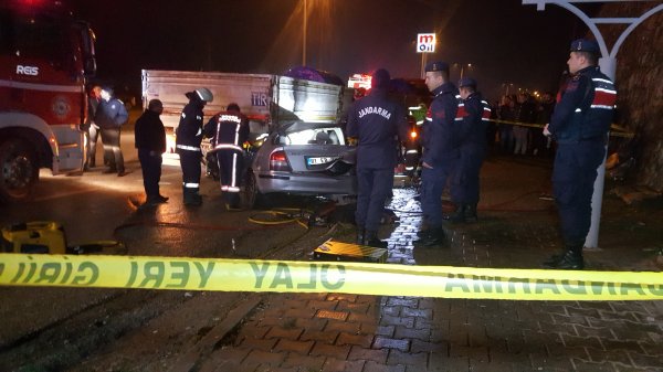 Düzce'de bir otomobil seyir halindeki tıra arkadan çarptı