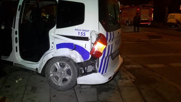 Fatih'te şüphelileri kovalayan polis aracı kaza yaptı
